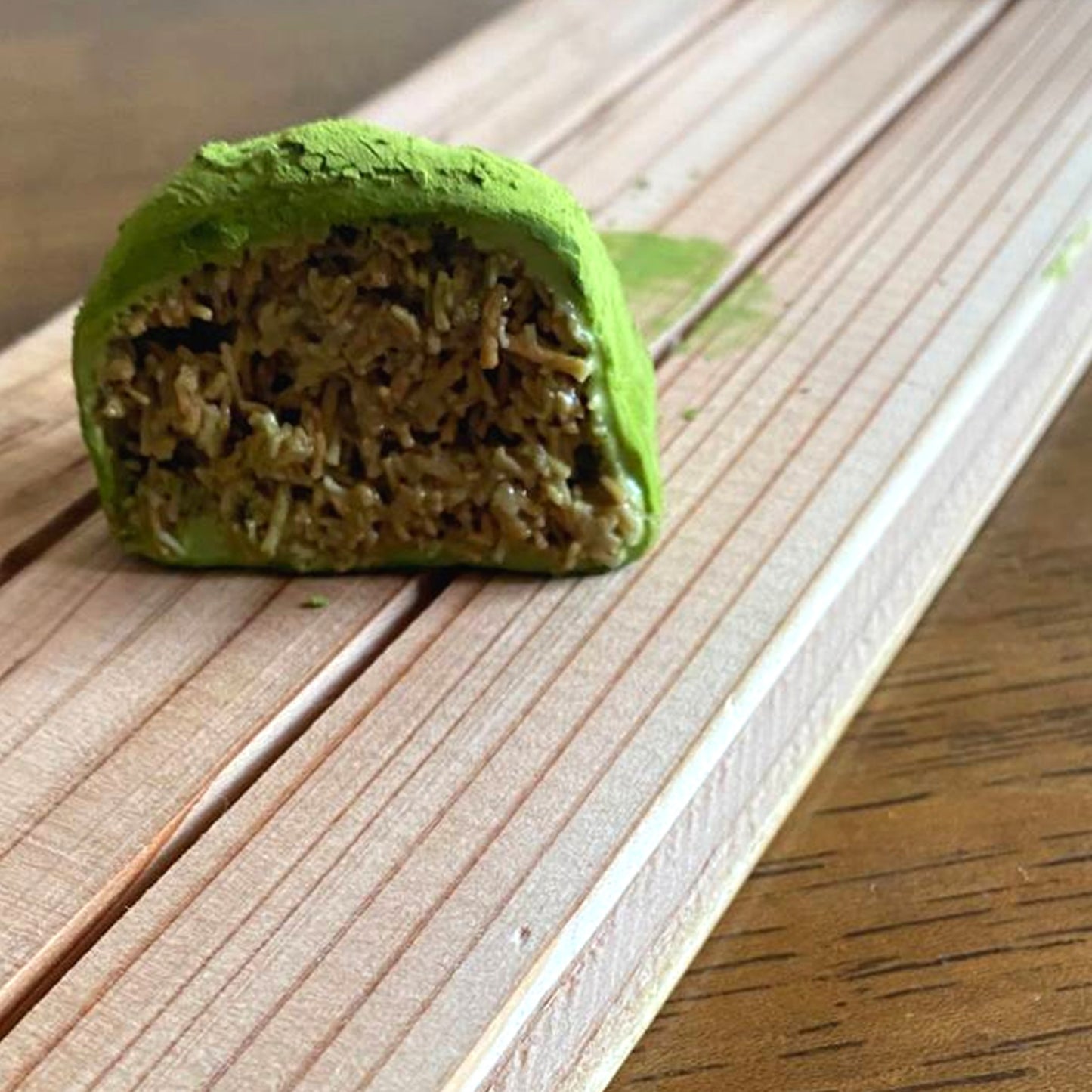 抹茶ドバイチョコもちの断面 カダイフとピスタチオ