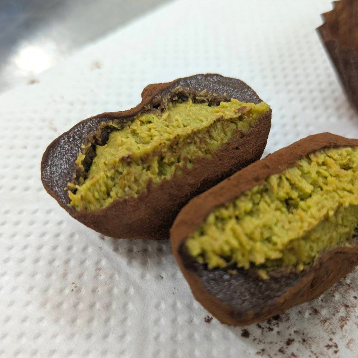 ドバイチョコ餅を半分に割った断面