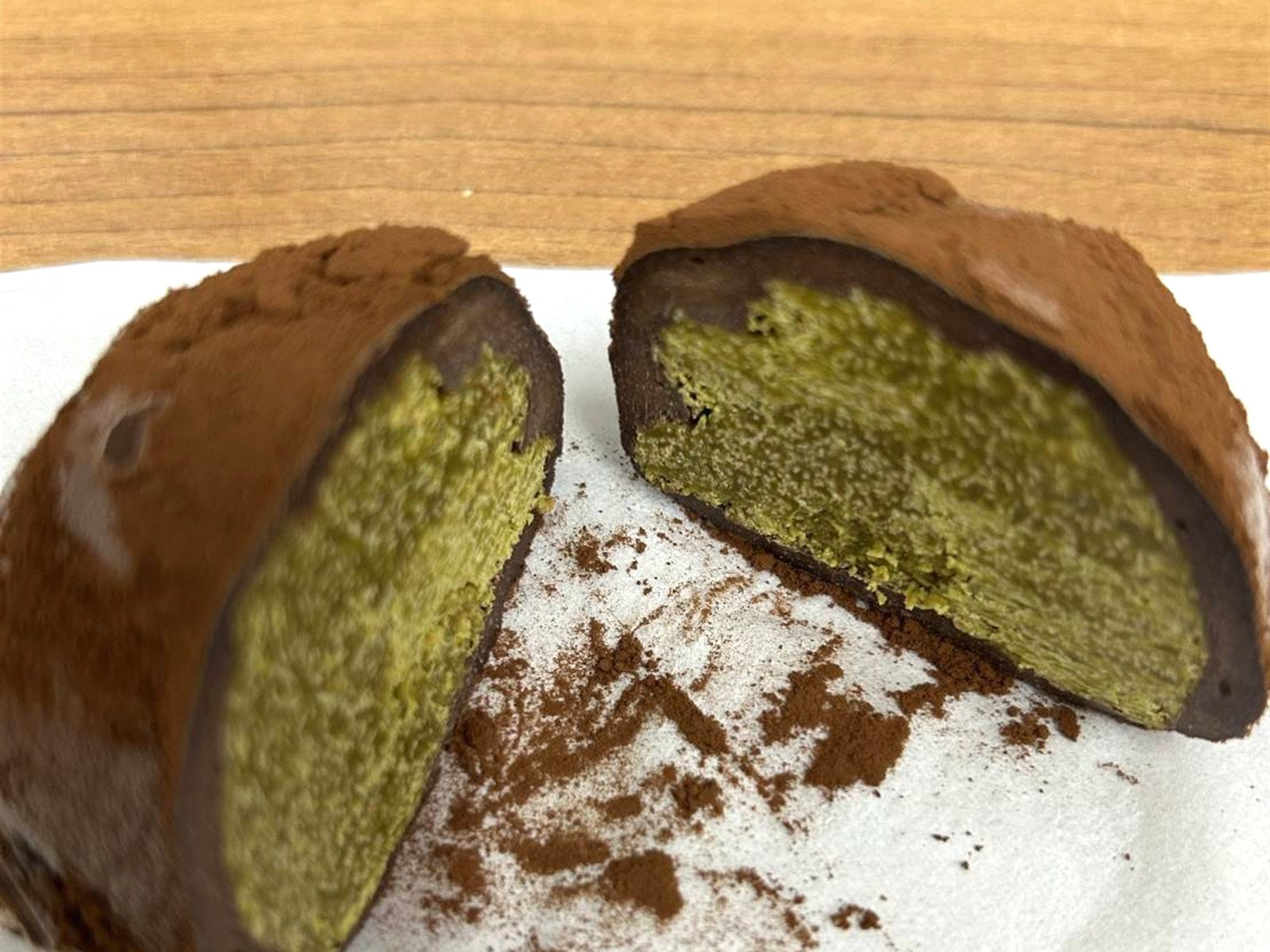 ドバイチョコ餅の断面 ピスタチオとカダイフ